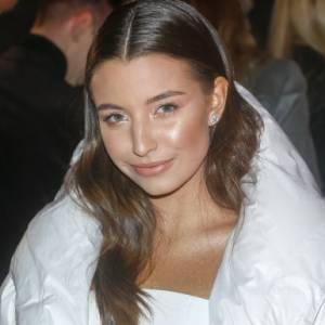 Julia Wieniawa na zdjęciach bez retuszu. Towarzyszy jej mama! "Te geny są na wagę złota" - komentują internauci              