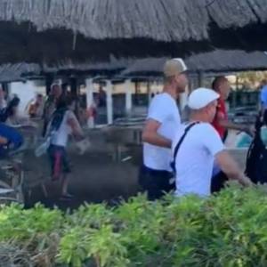 Turyści walczyli o leżaki nad basenem. Nagranie z Majorki to hit [WIDEO]