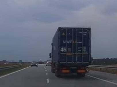Pod prąd autostradą A1! Prawie doszło do zderzenia! Szokujące nagranie trafiło do sieci