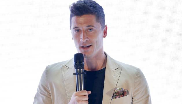 Robert Lewandowski na zdjęciu z Klarą i Laurą. Tak piłkarz świętuje z córkami Dzień Dziecka! [ZDJĘCIE]                                                             