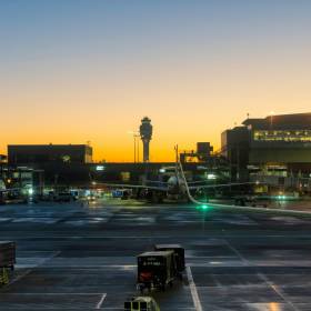 Dane nie pozostawiają wątpliwości. W 2025 to te lotniska przeżywały oblężenie 