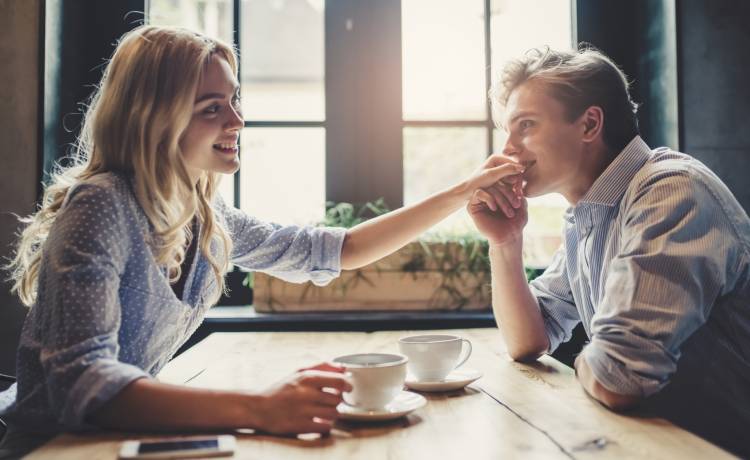 Kiedy zaczną cię podrywać, ulegniesz ich urokowi. 4 znaki zodiaku, które mistrzowsko uwodzą