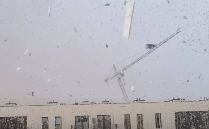 Dźwig runął w Krakowie. Powodem silnym wiatr. Dwie osoby nie żyją [WIDEO]