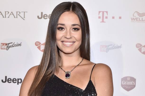 Izabella Krzan kokietuje na zdjęciu wprost z pościeli. Na kadrze nie jest sama! 