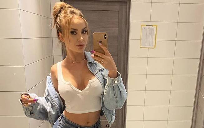 Julia z "Hotelu Paradise 2" odważnie eksponuje biust na bardzo śmiałym zdjęciu. Pozuje bez stanika