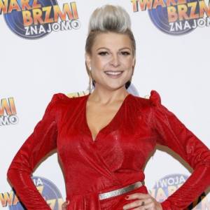 Magdalena Narożna doskonali sylwetkę podczas domowych ćwiczeń. "Przyłapana na rozciąganiu" [ZDJĘCIA]