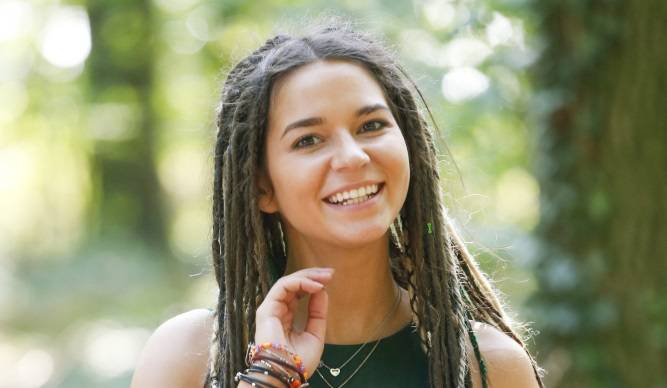 Karolina Sawka zachwyca w bikini. Tak zmieniła się filmowa Nel z "W pustyni i w puszczy" [FOTO]