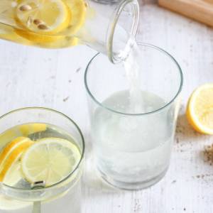 Picie wody z cytryną - czy ma sens?