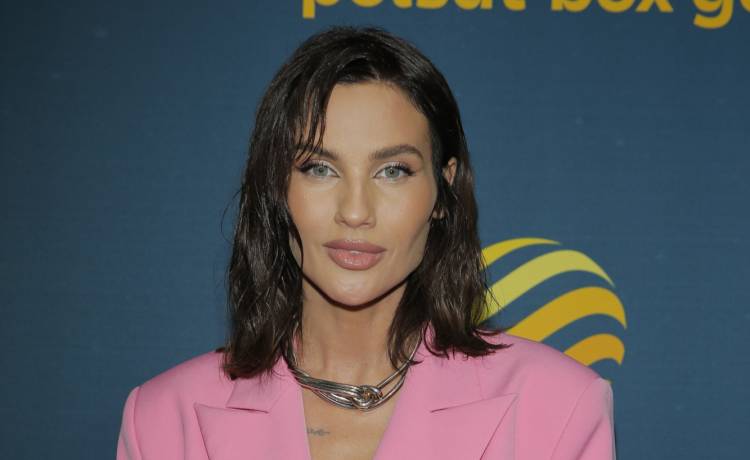 Karolina Gilon zasłania nagie piersi rozpiętą kurtką [FOTO]