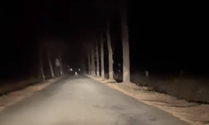 Zamaskowana postać z siekierą i lalką w dłoniach straszy kierowców w środku nocy. Przerażający widok! [WIDEO] 