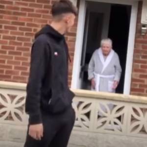 Wnuk nauczył babcię choreografii. Ten taniec robi furorę na TikToku! [WIDEO]