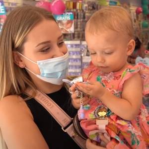 Youtuberka przekłuła uszy rocznej córce! Mała dziewczynka dostała w prezencie urodzinowym zabieg i kolczyki