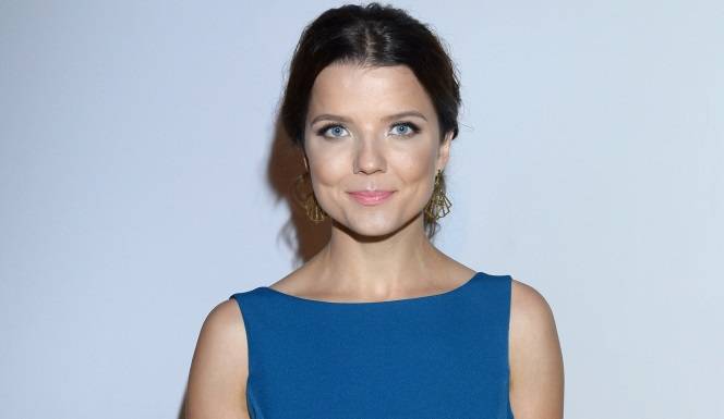 Ponętna Jabłczyńska cała w oliwce odsłania bieliznę. "Oj już jest gorąco" [FOTO]