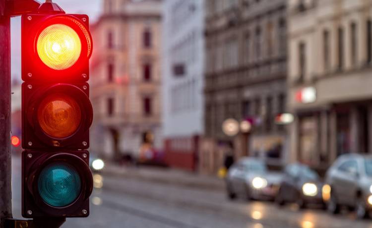 Wjechała w sygnalizator świetlny. Nietypowa przyczyna                                          