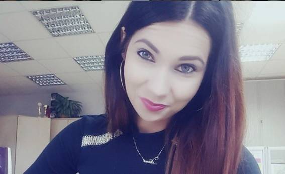 "Rolnik szuka żony". Diana śmiało odsłania biust! Głęboki dekolt zwraca uwagę