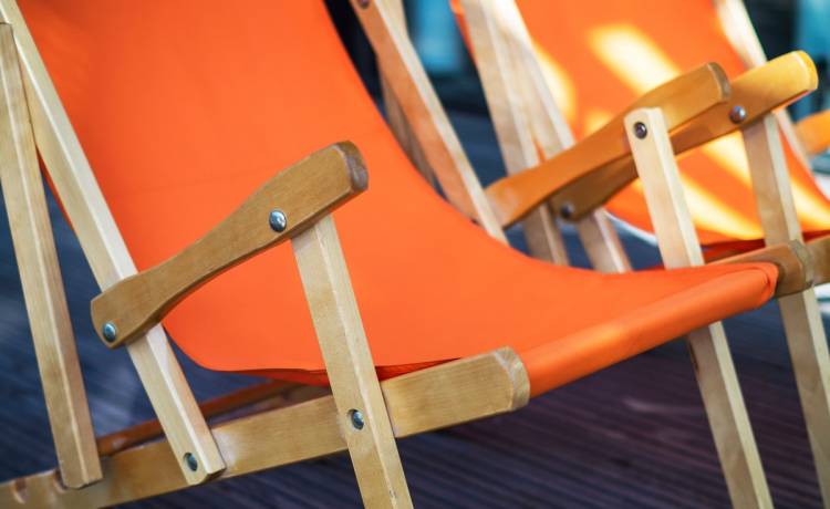 Chciała się poopalać, zakleszczyła się leżaku. Wyciągać musieli ją strażacy!