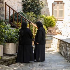 Zamiast do hotelu, trafiły do zakonu. Nietypowa pomyłka stała się hitem sieci 