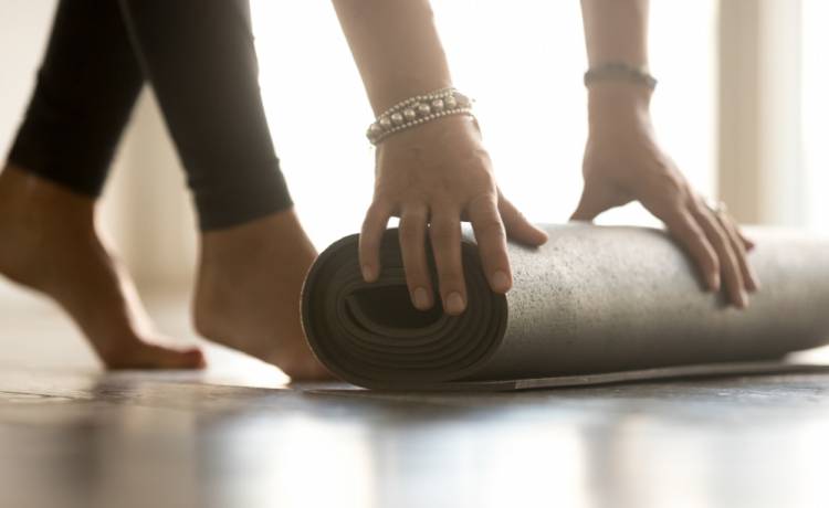 Dwuminutowe ćwiczenie, które zresetuje twój kręgosłup – poznaj pilates roll down! Zdjęcie ilustracyjne/Shutterstock