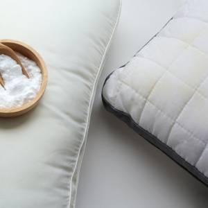 Masz na poduszce żółte plamy? Sprawdź, jak się ich skutecznie pozbyć!