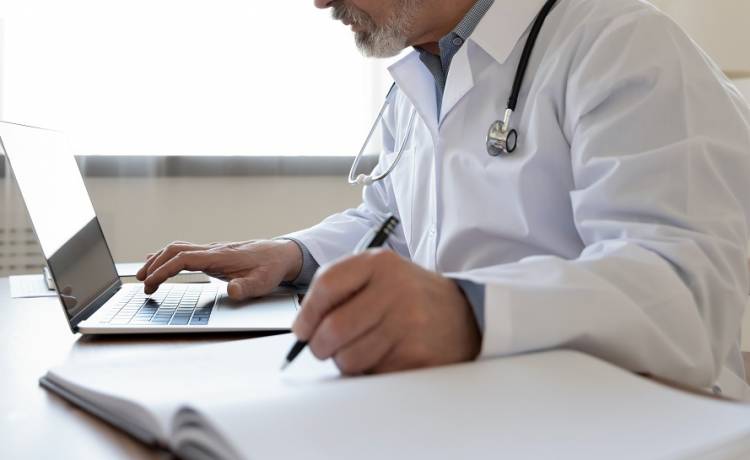 Nie mógł znaleźć lekarza, więc "poradził" sobie sam. Usłyszał już zarzuty