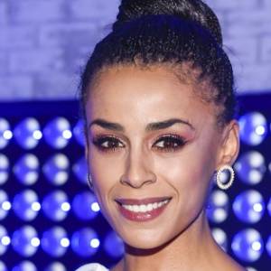 Aleksandra Szwed odważnie eksponuje wdzięki. Zapozowała w zmysłowej stylizacji z wyciętym dekoltem! [FOTO]