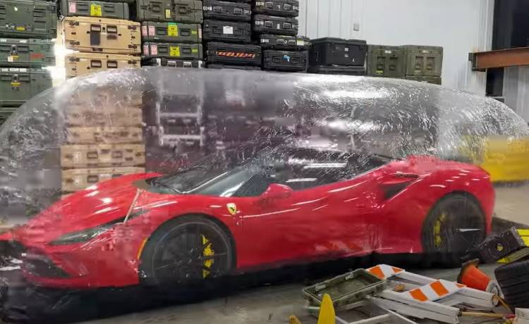  Kupił Ferrari za prawie 1,8 miliona złotych tylko po to, by je zniszczyć! [WIDEO]