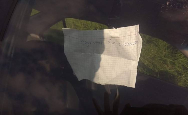 Kaniów. Leżące w rowie auto miało za szybą kartkę "Ogarnę to wieczorem"                 