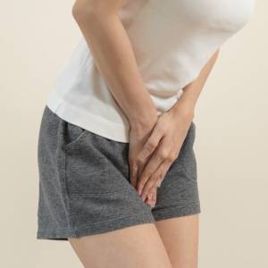 Nie tylko starsze osoby. Młodzi ludzie też cierpią na nietrzymanie moczu. Co wtedy robić?