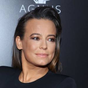 Anna Mucha bez skrępowania  pozuje w sukni z głębokim rozcięciem. "Kobieta ogień"