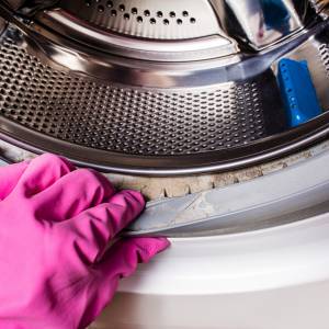 Jak skutecznie wyczyścić uszczelkę w pralce? Oto najlepszy domowy sposób