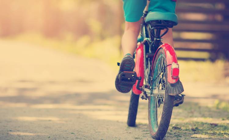 Pościg za włamywaczem na... dziecięcym rowerku. Nagranie z nietypowej akcji policjantki trafiło do sieci [WIDEO]