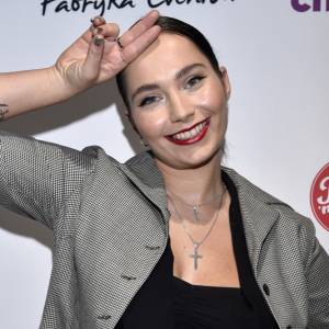 Mery Spolsky topless! Artystka zasłoniła piersi biało-czerwonym szalikiem