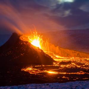 Dron wleciał do islandzkiego wulkanu podczas erupcji. Niesamowite nagranie trafiło do sieci