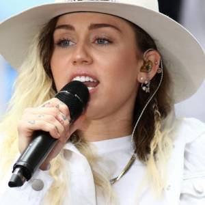 Natarczywy fan Miley Cyrus chciał ją pocałować! Interweniował mąż artystki [WIDEO]