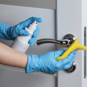 Ciągła dezynfekcja klamek jest uciążliwa? Powstały takie, które same się oczyszczają!