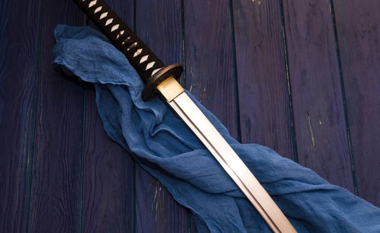 Był poszukiwany. Przed policjantami bronił się półmetrowym mieczem