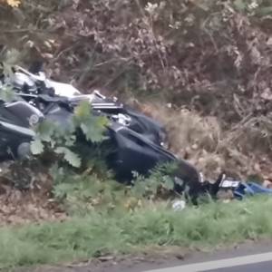 Stracił nogę i zmarł. Motocyklista ofiarą zderzenia z samochodem osobowym [WIDEO]