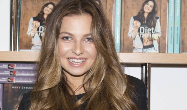 Anna Lewandowska wyleguje się w promieniach słońca. Trenerka śmiało eksponuje wdzięki [FOTO]