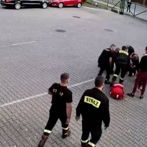 Gdyby nie oni, niemowlę już by nie żyło. "Ciary na ciele. Łzy w oczach". Bohaterska postawa strażaków z Gdańska! [WIDEO]