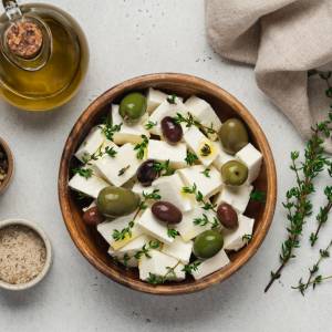 Ten trik z TikToka sprawi, że krojenie sera feta przestanie być koszmarem. Zobacz, jak to zrobić! [WIDEO]