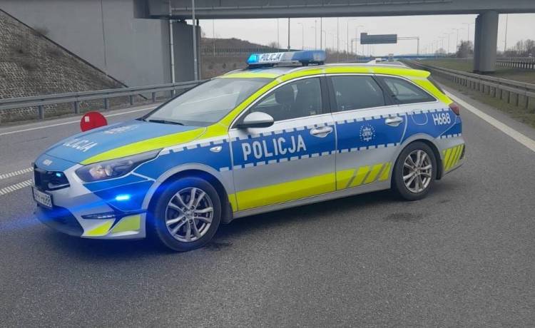 Jechał wózkiem inwalidzkim trasą S61, fot. Policja Mazowiecka