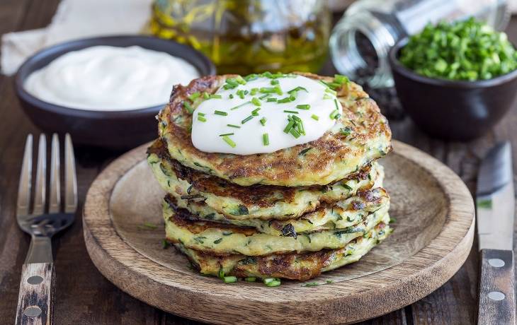Ania Starmach podrzuca przepis na wiosenny obiad. Zrób przepyszne placuszki z cukinii! 