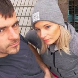 Adrian i Ilona  "Rolnika..." w romantycznym uścisku. Para nie szczędzi sobie miłości 