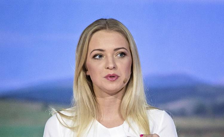 Barbara Kurdej-Szatan jako prowadząca program „Kocham Cię, Polsko” w 2016 roku. Fot. AKPA