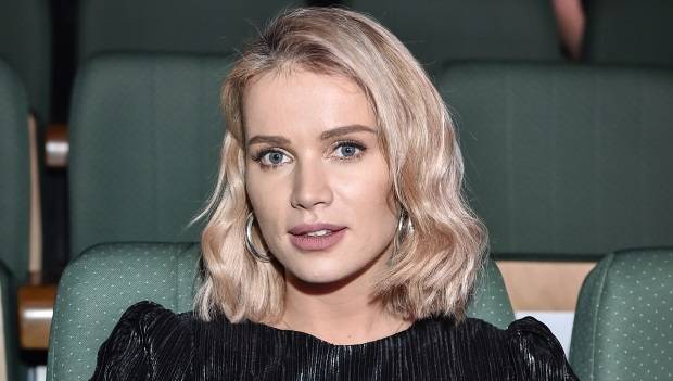 Julia Kuczyńska prezentuje ciało w mocno wyciętym body. Zdjęcia z łóżka wprawiają w zachwyt! [FOTO]