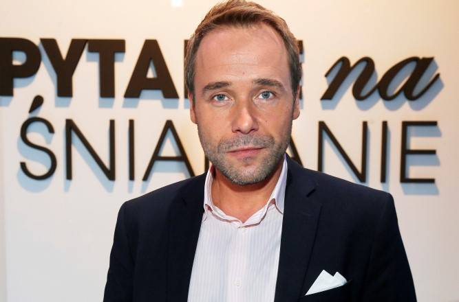 Łukasz Nowicki w ogniu krytyki. Prowadzący "Pytanie na śniadanie" rzucił na wizji pieczywem o ziemię                                                                                