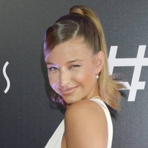 Julia Wieniawa kucnęła w kusej mini i rozgrzała internet do czerwoności. "Przesadziłaś!" [ZDJĘCIA]