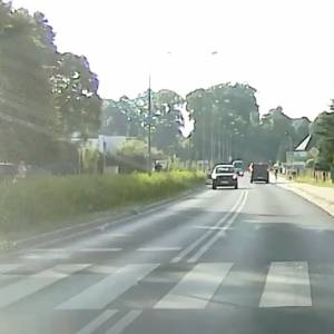 Dziewczynka wbiegła pod jadący samochód tuż przed szkołą! Nagranie ku przestrodze: "Jak nie wysadzać dzieci" [WIDEO]