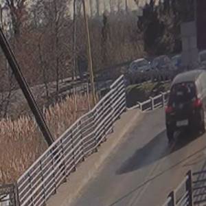 Skok samochodem przez most zwodzony. Zaskakujący wyczyn 51-latki! [WIDEO]