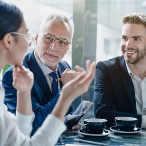 7 kluczowych zwrotów, które zmienią twoje relacje. Oto co mówią wykształceni